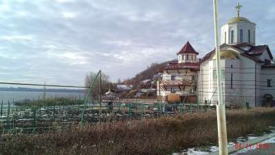 Храм во имя Святой Троицы и река Волга, Свято-Богородичный Казанский мужской монастырь (село Винновка), Паломнический центр «Святая Русь»