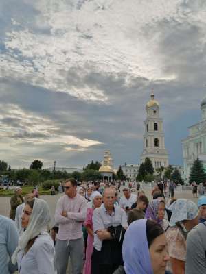 Прихожане на праздник Престольный праздник Успения Пресвятой Богородицы, Свято-Троицкий Серафимо-Дивеевский монастырь (село Дивеево), Нижегородская область, Паломнический центр «Святая Русь»