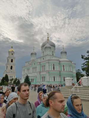 Прихожане на праздник Престольный праздник Успения Пресвятой Богородицы, Свято-Троицкий Серафимо-Дивеевский монастырь (село Дивеево), Нижегородская область, Паломнический центр «Святая Русь»